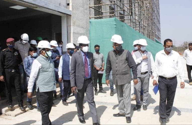 एम्स के निर्माण कार्यों का निरीक्षण कर उपायुक्त ने अधिकारियों को दिये आवश्यक निर्देश.