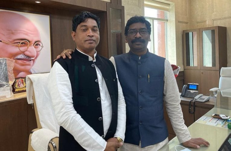 विधायक भूषण बाड़ा के कार्यशैली की तारीफ सीएम सीएम हेमंत सोरेन ने की.