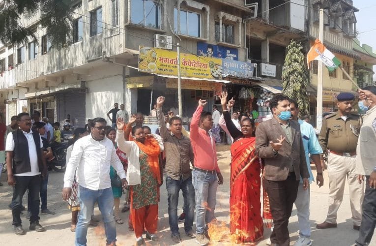 उपायुक्त के खिलाफ गोलबंद होते कांग्रेसियों ने पुतला दहन किया.