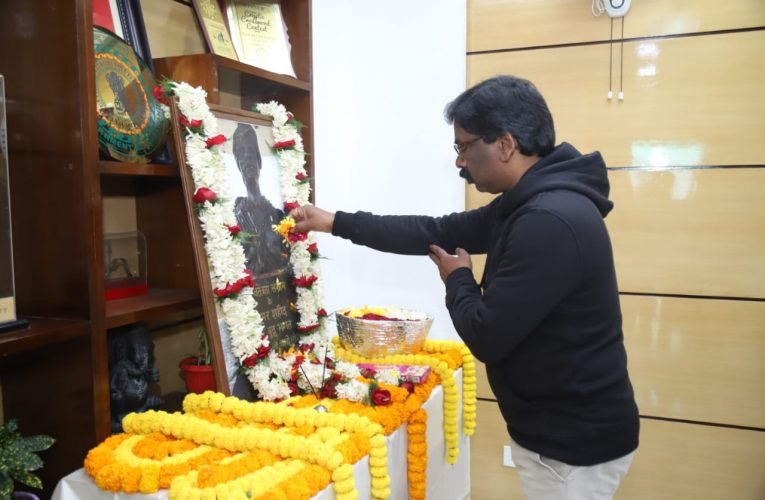 मुख्यमंत्री श्री हेमन्त सोरेन ने शहीद वीर बुधु भगत की शहादत दिवस पर उनकी तस्वीर पर पुष्पांजलि देकर उन्हें श्रद्धासुमन अर्पित की.