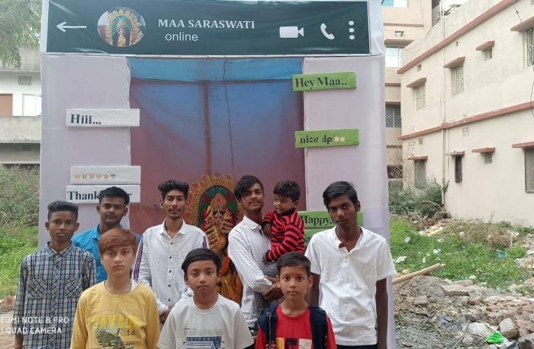 यंग ब्वायज क्लब ने बनाया व्हाट्सएप का पंडाल, बना हुआ है आकर्षण का केंद्र.