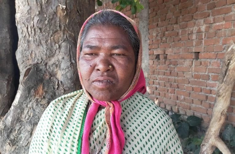 जीवित महिला को मृत बताकर बंद कराया वृद्धावस्था पेंशन.