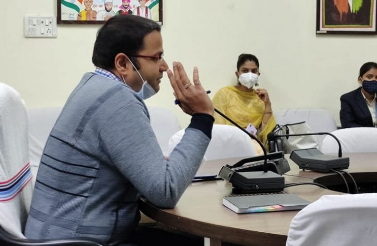 कोविड-19 वैक्सीनेशन को लेकर बैठक.