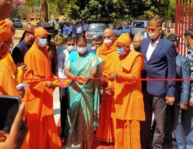 राज्यपाल द्रौपदी मुर्मू ने अस्पताल और सोलर पावर प्लांट का किया उद्घाटन.