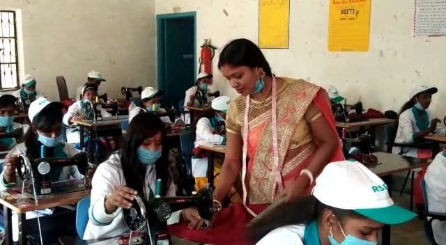 30 दिवसीय महिलाओं का सिलाई कढ़ाई का प्रशिक्षण संपन्न.