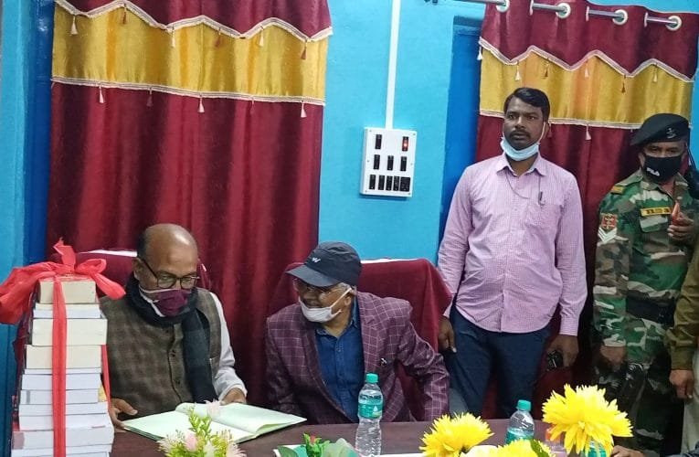 विधानसभा अध्यक्ष रविंद्र नाथ महतो ने सामुदायिक पुस्तकालय का उद्घाटन किया.