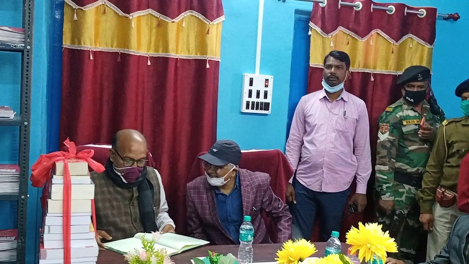 विधानसभा अध्यक्ष रविंद्र नाथ महतो ने सामुदायिक पुस्तकालय का उद्घाटन किया.