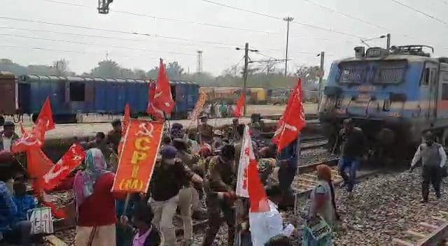 कृषि बिल के खिलाफ वाम दलों द्वारा ट्रेन रोका गया.