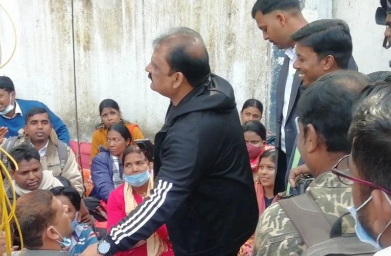 ट्रेंड ग्रेजुएट टीचर्स मंत्री आवास का किया घेराव.