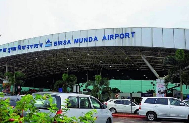 बिरसा मुंडा एयरपोर्ट रांची में कोविड-19 की जांच.