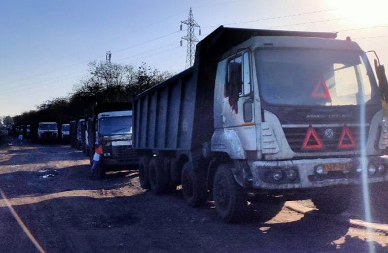 प्रदूषण से परेशान भेलवाटांड़ के ग्रामीणो ने कोयला ढुलाई कराया बन्द.