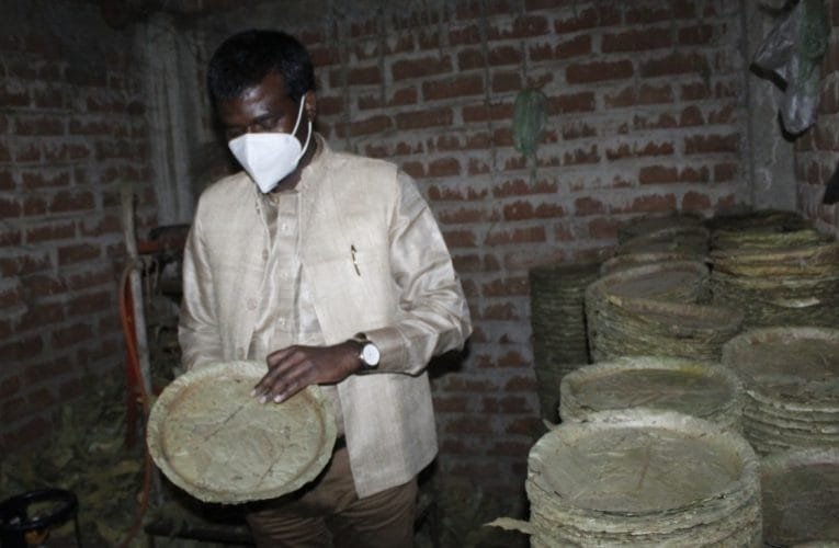 स्वयं सहायता समूह की दीदियों को सशक्त करने के उद्देश्य से उपायुक्त ने विभिन्न पंचायतों का किया औचक निरीक्षण.