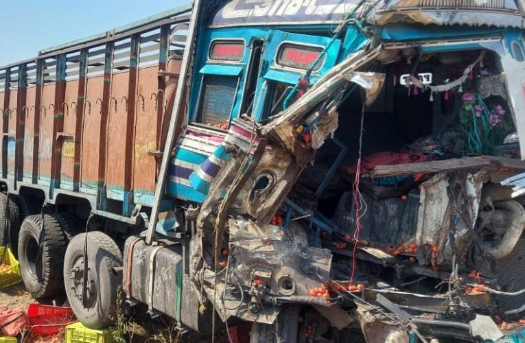 ट्रक और पिकअप की टक्कर, एक की मौत.