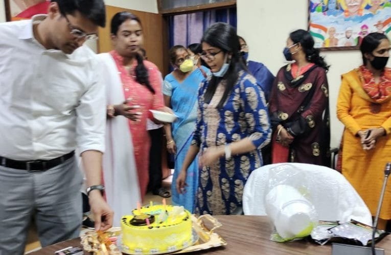 अंतर्राष्ट्रीय महिला दिवस पर काटा गया केक.