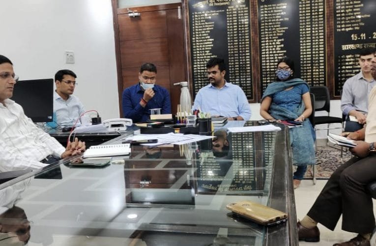 कोविड-19 टीकाकरण और जांच को लेकर उपायुक्त रांची की अध्यक्षता में हुई बैठक.