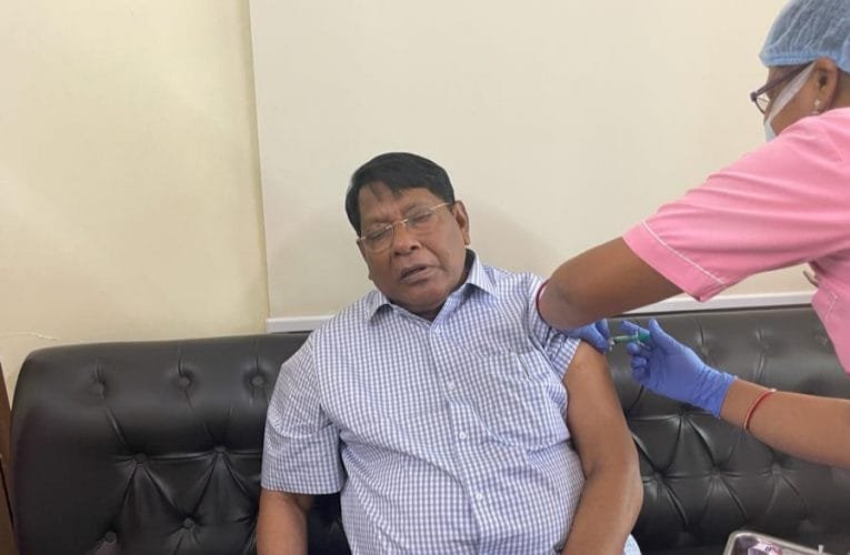 प्रदेश कांग्रेस अध्यक्ष डॉ. रामेश्वर उरांव नें आज कोरोना का टीका लगवाया.