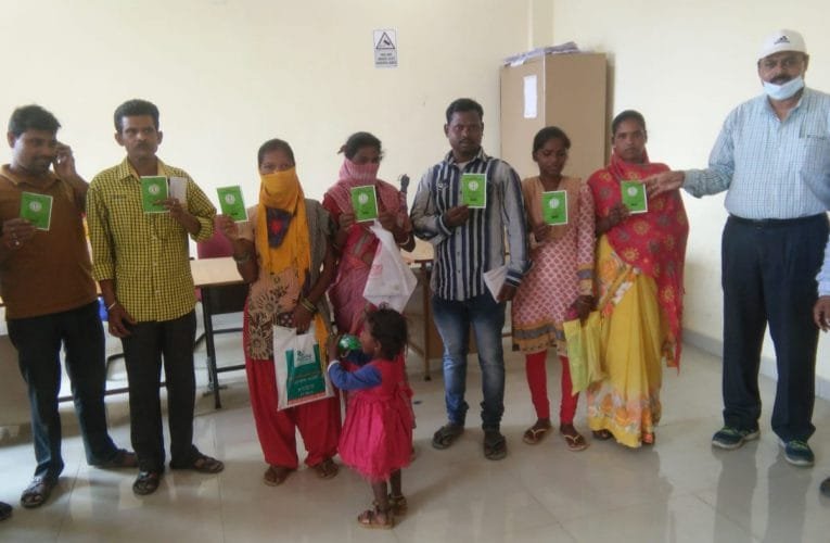 उपायुक्त रांची के निदेश पर ग्रीन राशन कार्ड का वितरण.