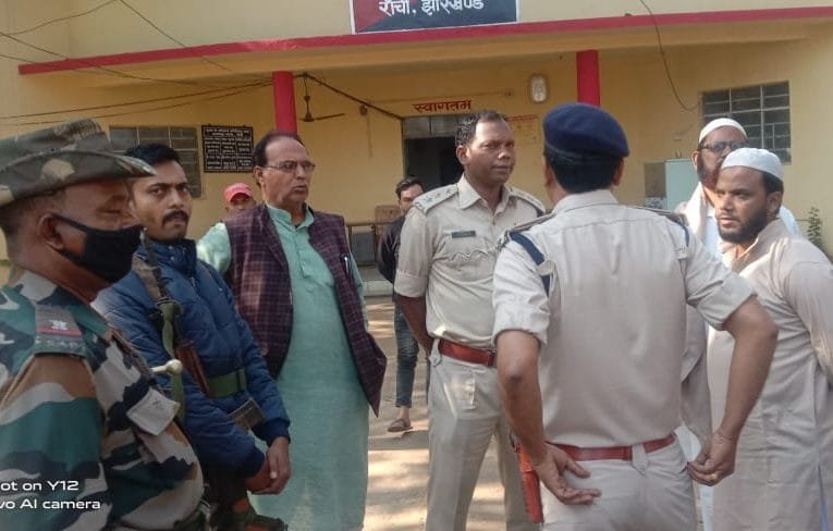 चोरी का आरोप लगाकर एक युवक की पीट-पीटकर हत्या.