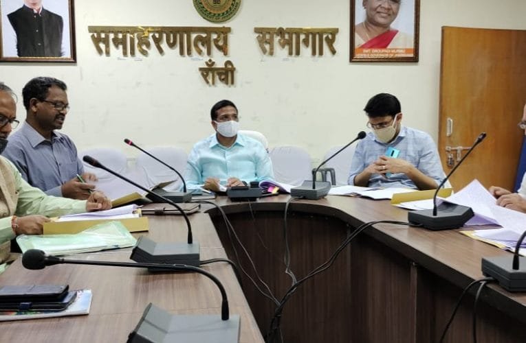 कोविड-19 के दिशा निर्देशों को देखते हुए परीक्षा केंद्रों में व्यवस्था करने का निर्देश.