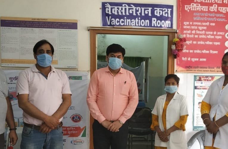 कोविड टीकाकरण केंद्र में आये बुजुर्गों से जाना अनुभव, गुलाब देकर किया सम्मानित.