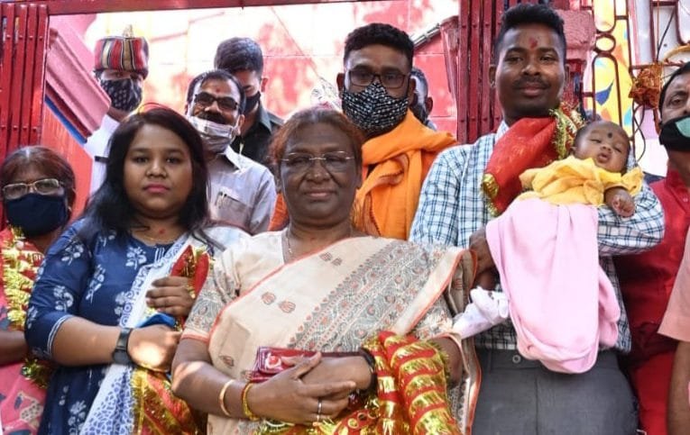 माननीय राज्यपाल श्रीमती द्रौपदी मुर्मू ने रामगढ़ के मां छिन्नमस्तिका सिद्ध पीठ रजरप्पा में की पूजा-अर्चना.