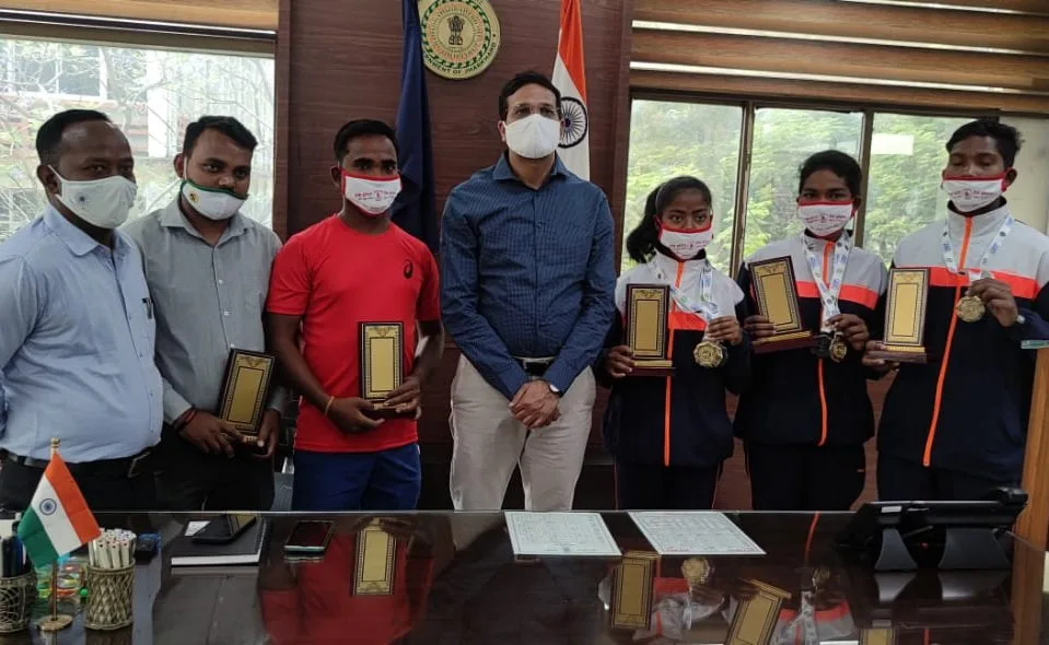 41वें राष्ट्रीय तीरंदाजी प्रतियोगिता में चैंपियन बनी टीम को उपायुक्त ने किया सम्मानित. 11 20210324 192810