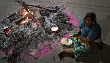 होलीका के आग में खाना बनाती महिला का फोटो शेयर कर जेएमएम विधायक महंगाई पर केंद्र पर साधा निशाना, बीजेपी नें संवेदनहीनता का लगाया आरोप.