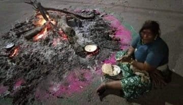 होलीका के आग में खाना बनाती महिला का फोटो शेयर कर जेएमएम विधायक महंगाई पर केंद्र पर साधा निशाना, बीजेपी नें संवेदनहीनता का लगाया आरोप. 5 20210330 205402