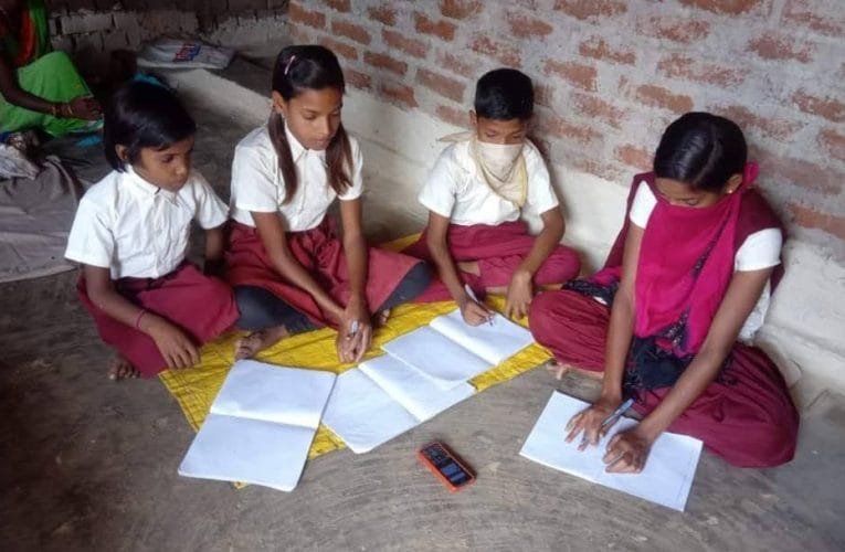 फेसबुक और यू–ट्यूब के जरिये सरकारी स्कूल के बच्चे कर रहे पढ़ाई.