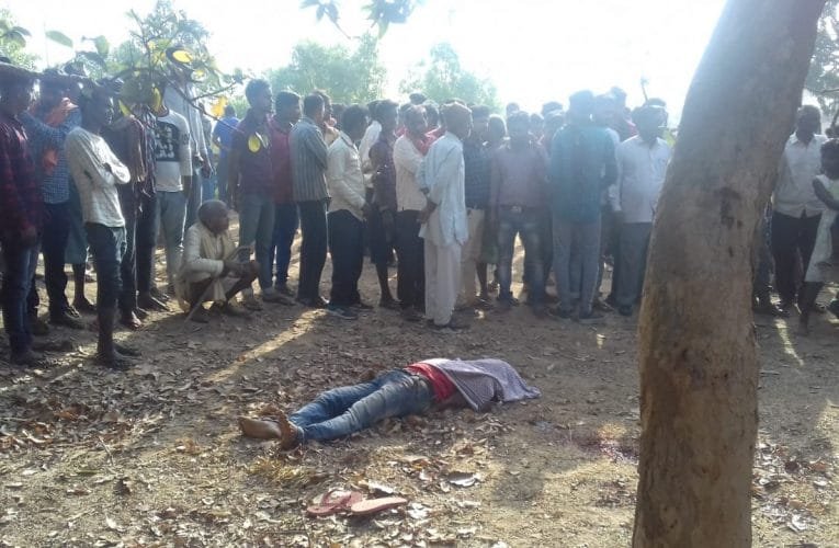 गिरिडीह के बेंगाबाद थाना के मोतिलेदा गांव के नदी तट पर मिला सैलून दुकानदार का शव.
