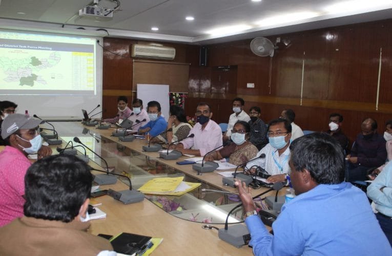 जिला सर्विलांस व कोविड वैक्सिन टाॅस्क फोर्स की बैठक में उपायुक्त ने अधिकारियों को आवश्यक दिशा-निर्देश.