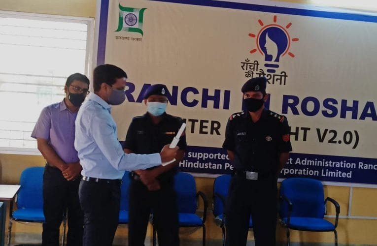 स्वयं सहायता समूहों की महिलाओं द्वारा बनाया गया है सोलर लैंप.