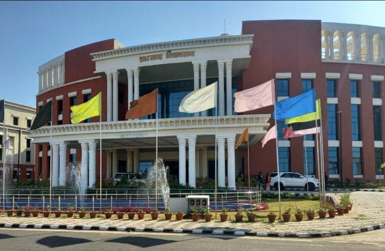 राँची विपक्ष के हंगामे के बीच सदन में 7323 करोड़ का अनुपूरक बजट पेश.