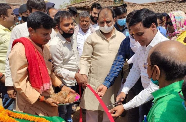 मंत्री मिथलेश ठाकुर ने अपने विधानसभा क्षेत्र में 17 जगहों पर योजनाओं का किया शिलान्यास.