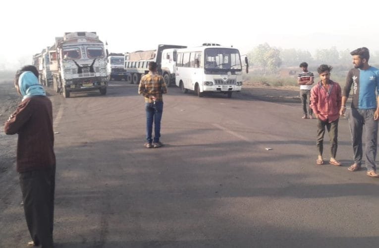 हाइवा के टक्कर से बाईक सवार युवक की हुई मौत, आक्रोशित ग्रामीणों नें किया सड़क जाम.