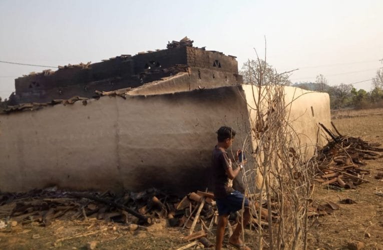 गरीब के सपनों का आशियाना धु धु कर जलकर राख, लाखों की नुकसान.