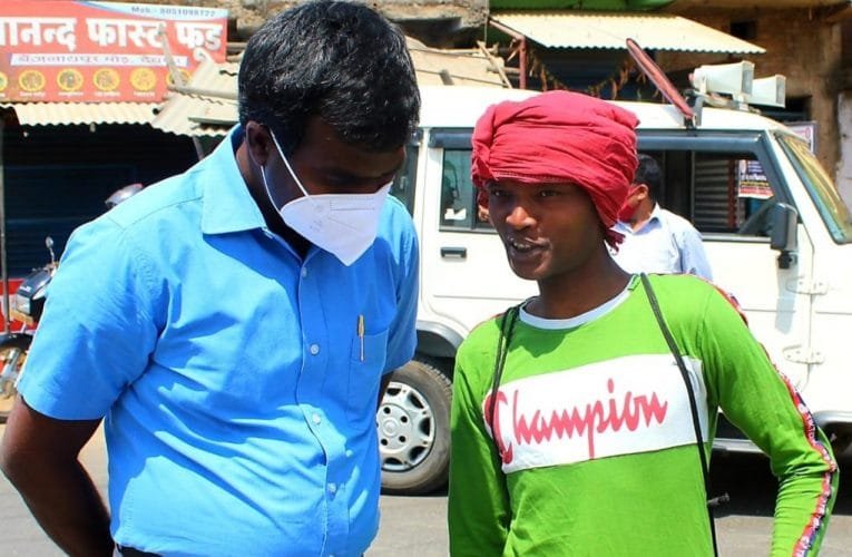 उपायुक्त ने शहरी क्षेत्र के विभिन्न चौक-चौराहों का निरीक्षण कर लोगों को बढ़ते कोरोना संक्रमण के प्रति सजग-सतर्क और जागरूक किया.