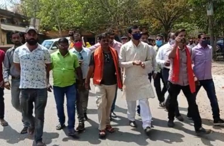 धरना में बैठे दलित परिवार से मिलने पहुंचे राजमहल भाजपा विधायक.