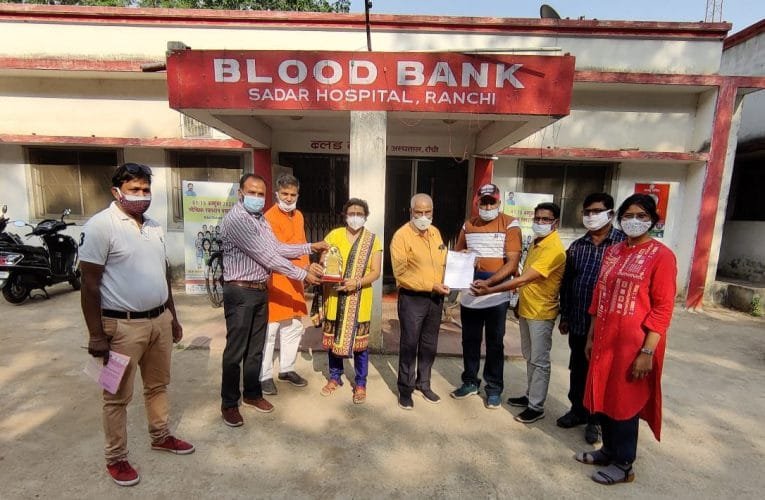 सिविल सोसायटी के सदस्यों को प्रशस्ति पत्र व मोमेंटो देकर किया गया सम्मानित.