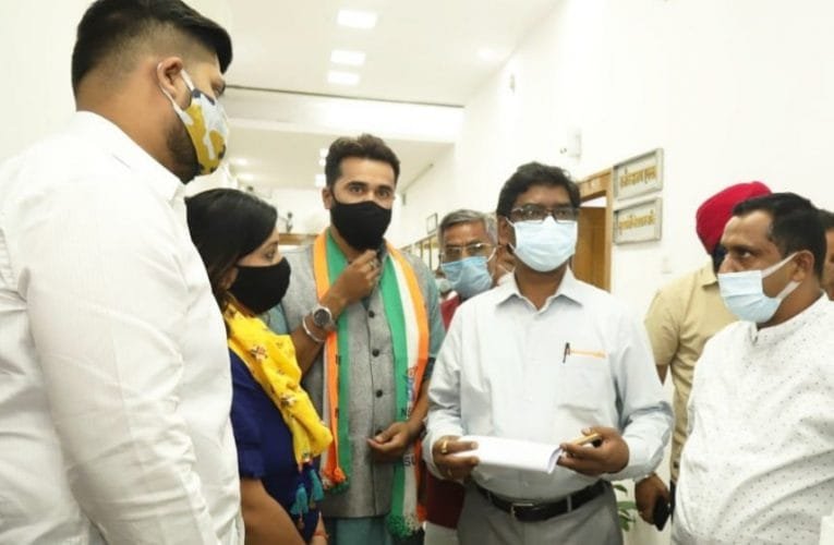 कांग्रेस एन.एस.यू.आई के प्रदेश उपाध्यक्ष इंदरजीत सिंह ने मुख्यमंत्री से मुलाकात कर ज्ञापन सौंपा.