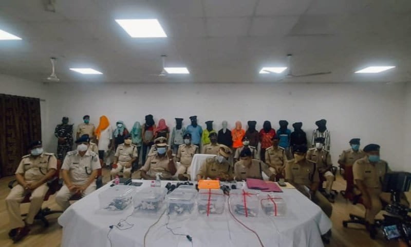 जमशेदपुर पुलिस को मिली बड़ी सफलता, हथियार के साथ 15 अपराधी पकड़े गए. 6 20210410 193857