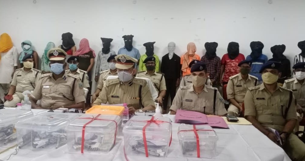 जमशेदपुर पुलिस को मिली बड़ी सफलता, हथियार के साथ 15 अपराधी पकड़े गए. 7 20210410 193910