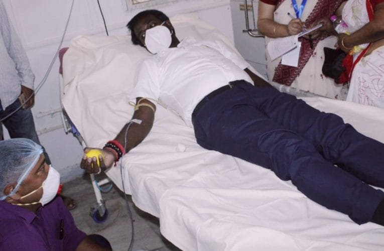 उपायुक्त मंजूनाथ भजंत्री ने रक्तदान कर रक्तदान शिविर का शुभारंभ किया.