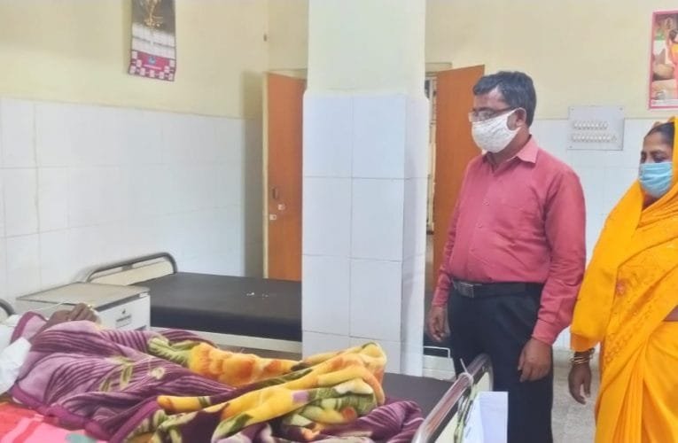 सामाजिक कार्यकर्ता अयुब खान ने अस्पताल में भर्ती मरीज़ से मुलाकात कर चिकित्सा अनुदान सहायता राशि को लेकर ली जानकारी.