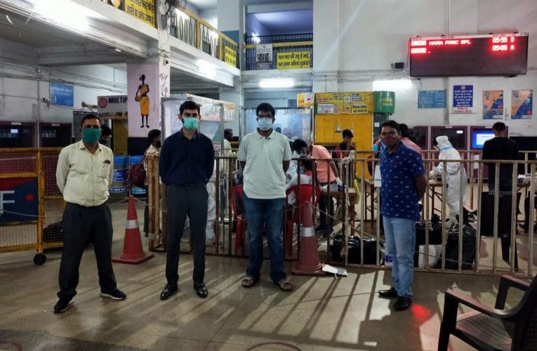 मुंबई से हटिया स्टेशन पहुंचे सभी मजदूरों का कोविड प्रोटोकॉल के अनुसार टेस्टिंग की गई.