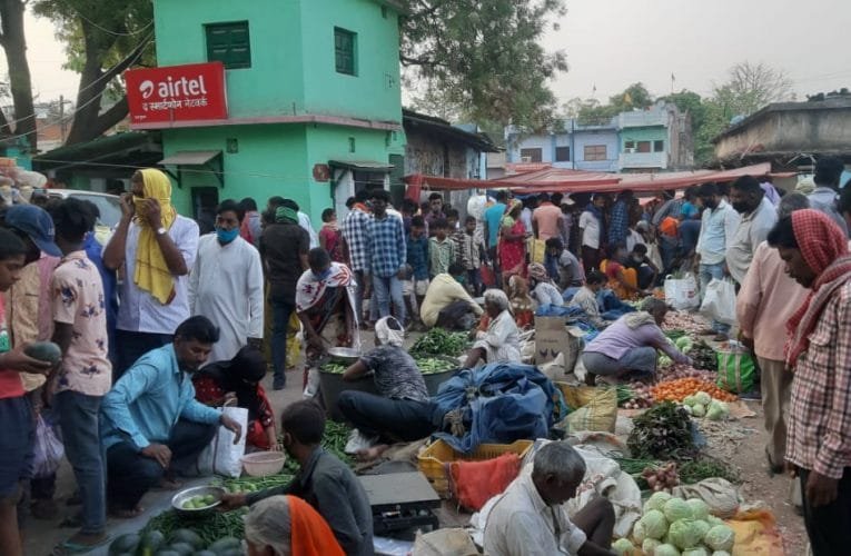 साप्ताहिक हाटों में बिना मास्क के आ रहे है लोग.