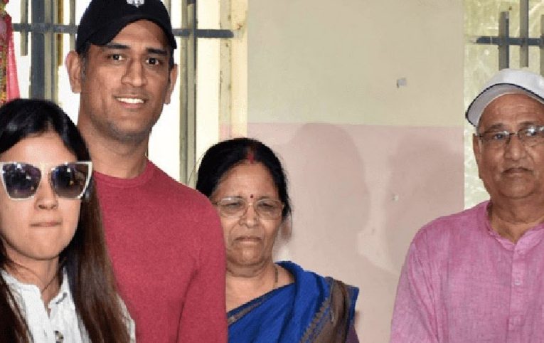 भारतीय क्रिकेट टीम के पूर्व कप्तान महेंद्र सिंह के माता पिता कोरोना संक्रमित हुए.