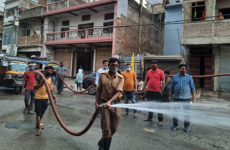 विधायक मिथलेश ठाकुर के निर्देश पर अग्निशामक गाड़ी से गढ़वा शहर को सैनिटाइज किया गया.