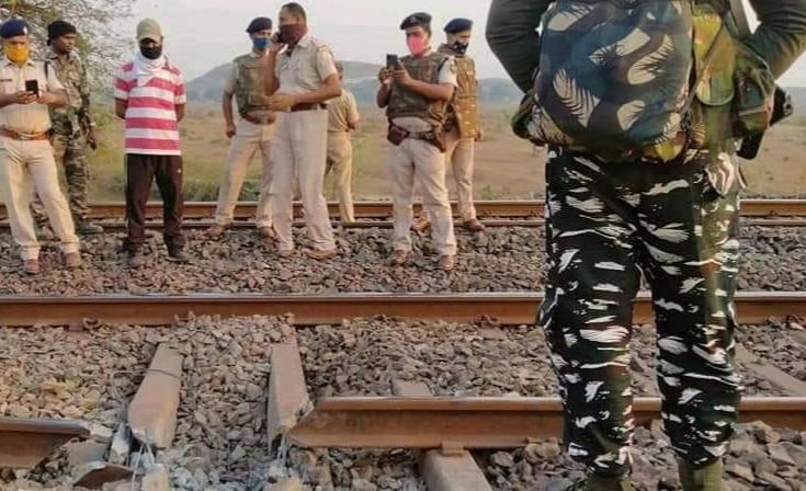 नक्सलियों नें भारत बंद के दौरान रेलवे ट्रैक उड़ाया.