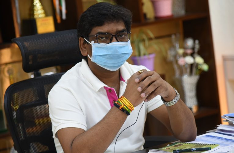 सीएम ने लिंडे इंडिया लिमिटेड के 4 लिक्विड मेडिकल ऑक्सीजन टैंकर को ऑनलाइन फ्लैगऑफ कर जमशेदपुर से दिल्ली के लिए रवाना किया.